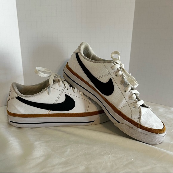 Nike Women’s Court Legacy Sneakers 8 White Black Casual Shoes Gently Used - Picture 1 of 9